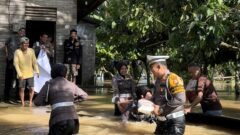 Arungi Banjir, Kasat Lantas Polres Inhu Bawa Polwan Cooling System dan Salurkan Bansos