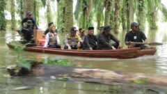 Kapolres Inhu dan Irwasda Polda Riau Beri Bantuan ke Korban Banjir